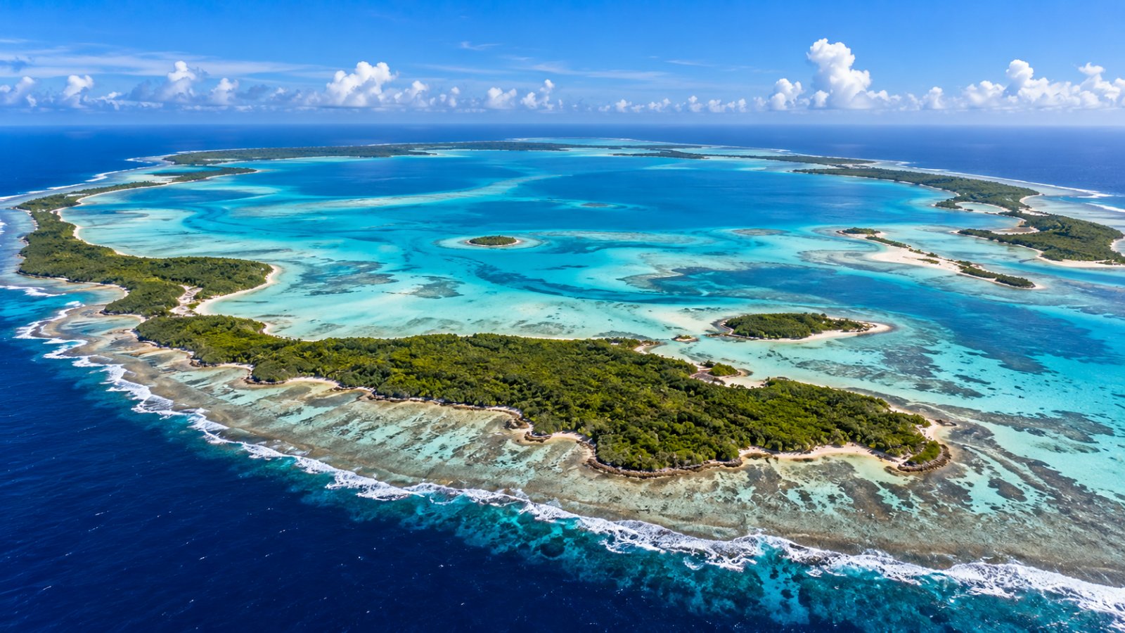 L'atollo di Aldabra visto dall'alto, con la grande laguna turchese e l'anello di isole coralline coperte di vegetazione