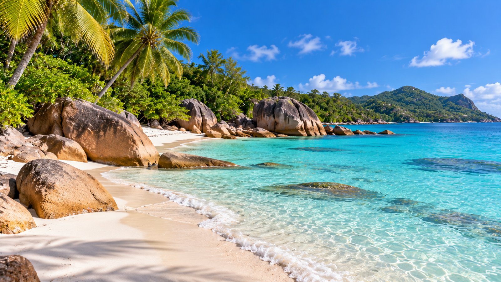 Anse Lazio a Praslin, spiaggia di sabbia bianca con grandi massi di granito rosati, palme e mare turchese limpido