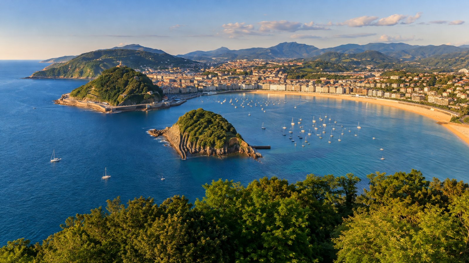 La baia della Concha a San Sebastián vista dal Monte Igueldo, con l'isola di Santa Clara al centro