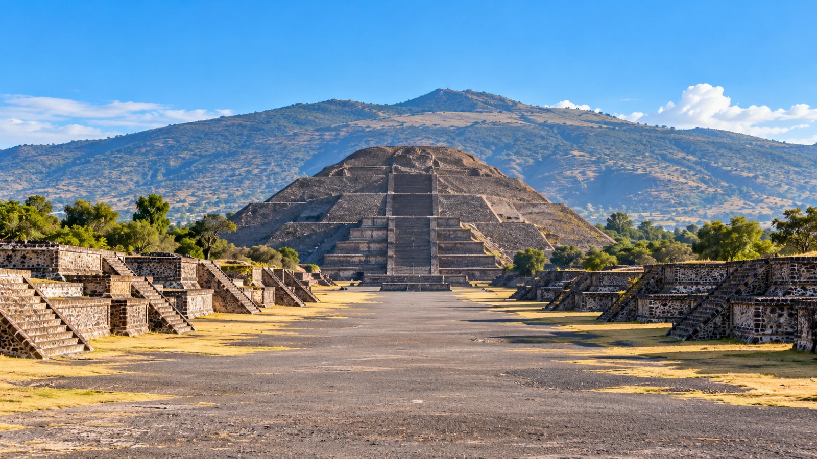 La Piramide del Sole di Teotihuacan vista dal Viale dei Morti, con le montagne sullo sfondo