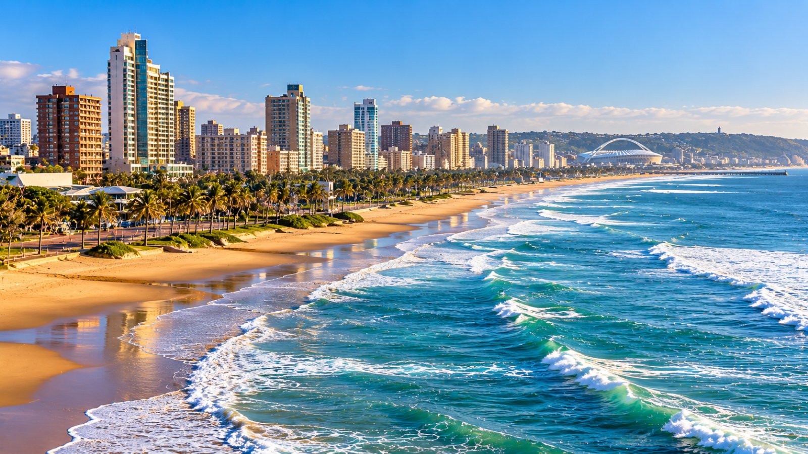 La lunga spiaggia di Durban con le onde dell'Oceano Indiano, il lungomare e i grattacieli