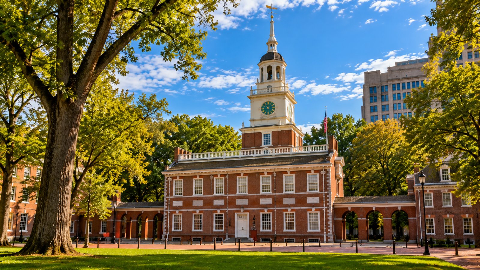 L'Independence Hall di Filadelfia, edificio coloniale in mattoni rossi con la torre campanaria bianca, in una giornata di sole