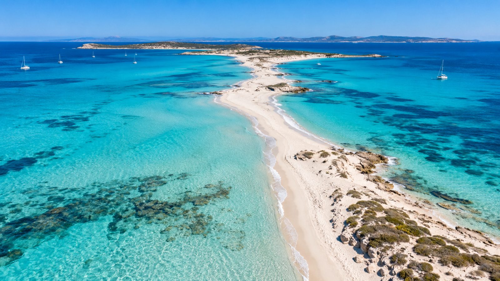 La lingua di sabbia di Ses Illetes a Formentera vista dall'alto, tra due mari turchesi