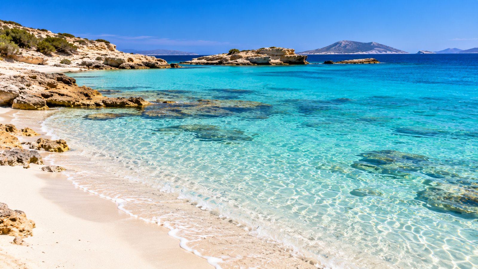 Una spiaggia di sabbia bianca con il mare turchese a Koufonissia, nelle Piccole Cicladi