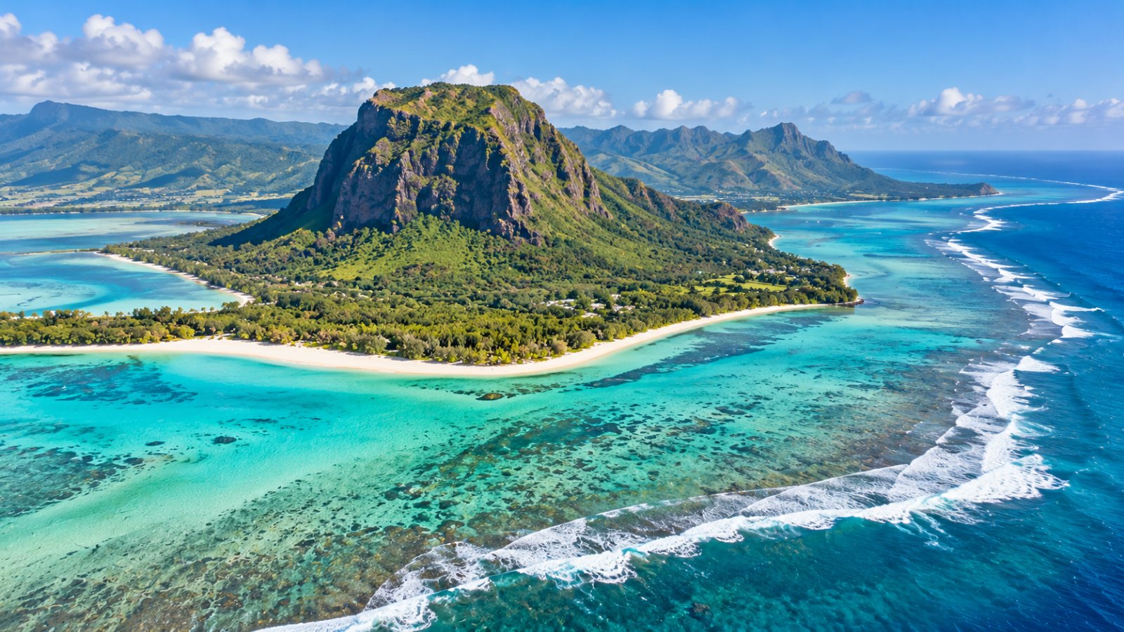 La montagna di Le Morne Brabant che si alza sopra la laguna turchese e la barriera corallina, nel sud-ovest di Mauritius