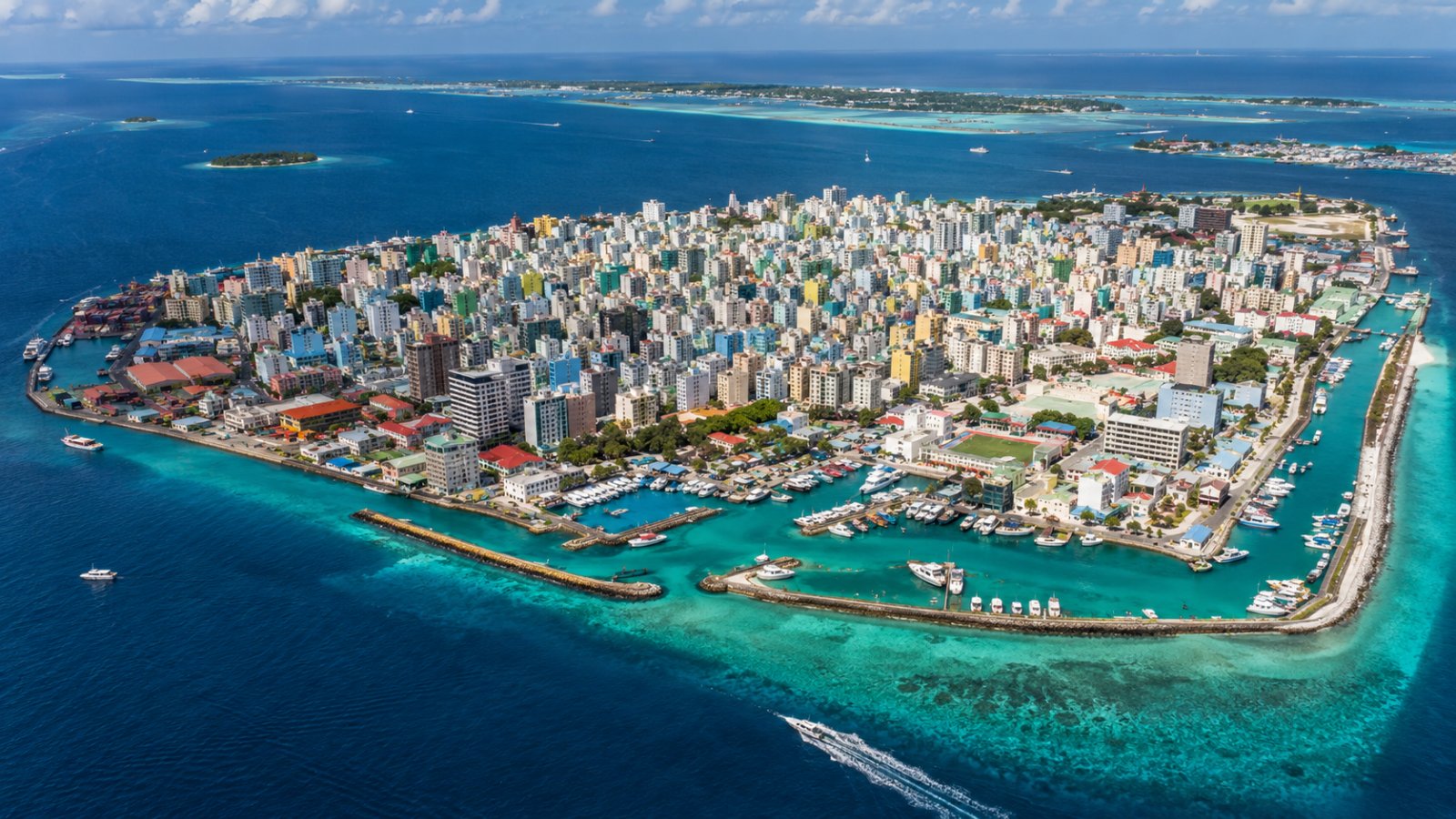 Malé, la capitale delle Maldive, isola fitta di edifici colorati circondata dal mare turchese, vista dall'alto