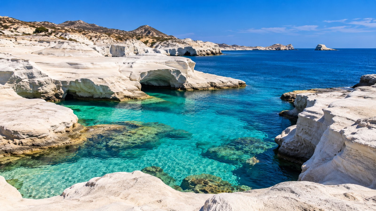 Le rocce bianche e levigate di Sarakiniko a Milos affacciate sul mare turchese