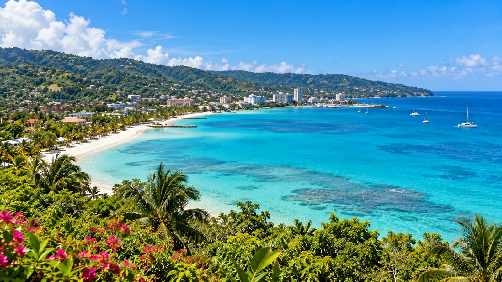 Baia di Montego Bay con la spiaggia e le colline verdi
