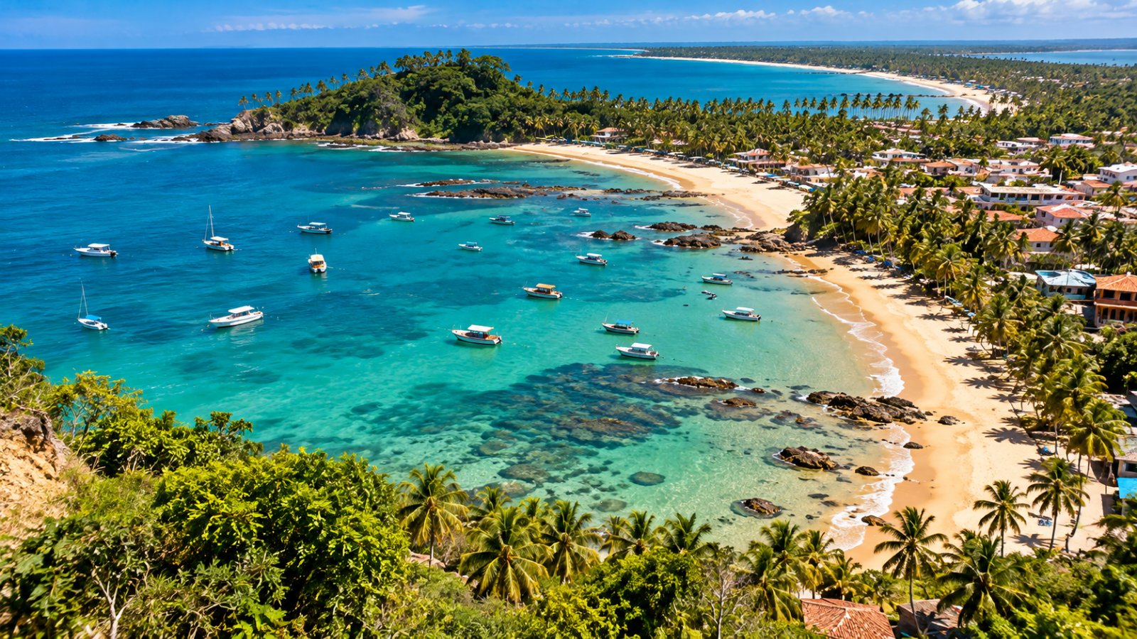 Morro de São Paulo dall'alto: la Segunda e la Terceira Praia con le palme, l'acqua turchese e le barche ancorate vicino alla riva