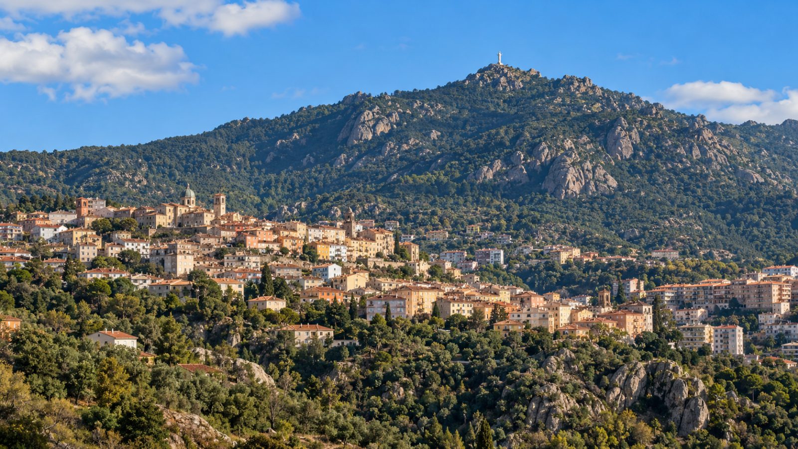 La città di Nuoro e il Monte Ortobene nella luce del mattino