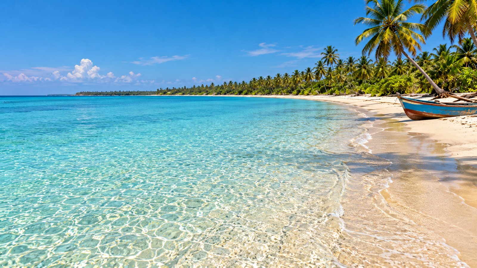 La baia di Pasikudah con l'acqua bassa e trasparente color turchese che si allunga verso il largo, la sabbia chiara e una fila di palme da cocco lungo la riva