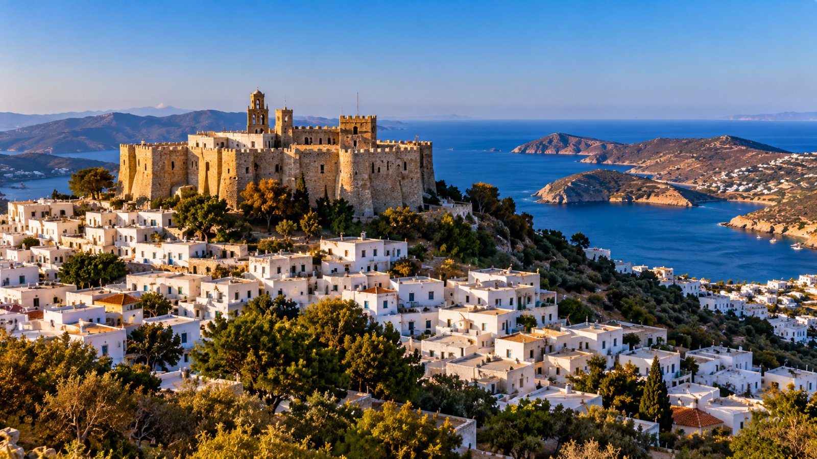 Il monastero fortificato di San Giovanni sopra le case bianche di Chora, a Patmos, con il mare sullo sfondo