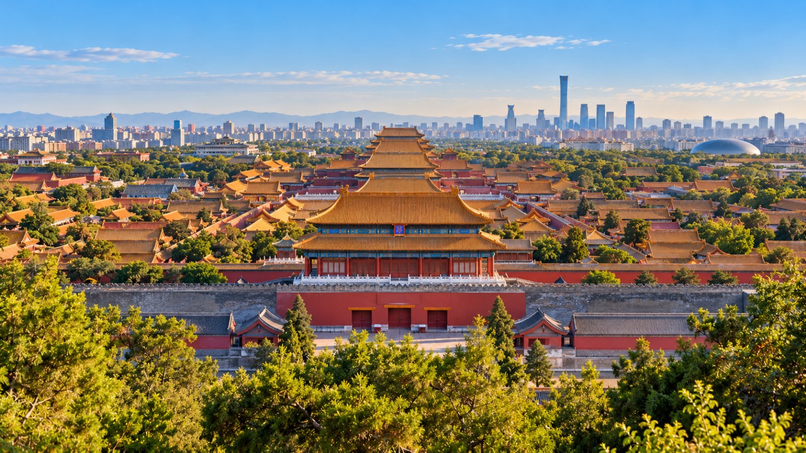 I tetti dorati della Città Proibita visti dalla collina di Jingshan, con i grattacieli di Pechino sullo sfondo