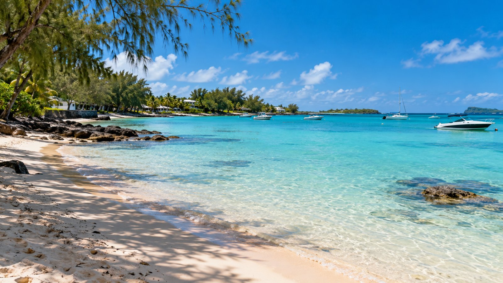La piccola spiaggia di Pereybère con l'acqua bassa e turchese, la sabbia chiara e le casuarine, nel nord di Mauritius
