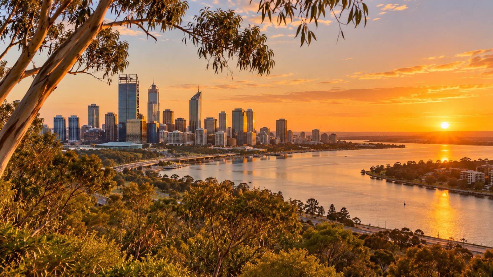 I grattacieli di Perth e il fiume Swan visti dall'alto di Kings Park al tramonto, con gli eucalipti in primo piano