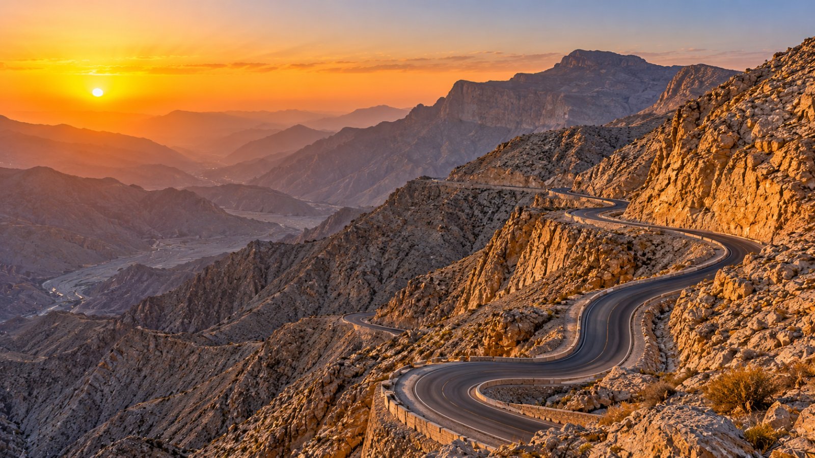 Le montagne Hajar di Ras Al Khaimah con la strada panoramica del Jebel Jais che sale tra le rocce