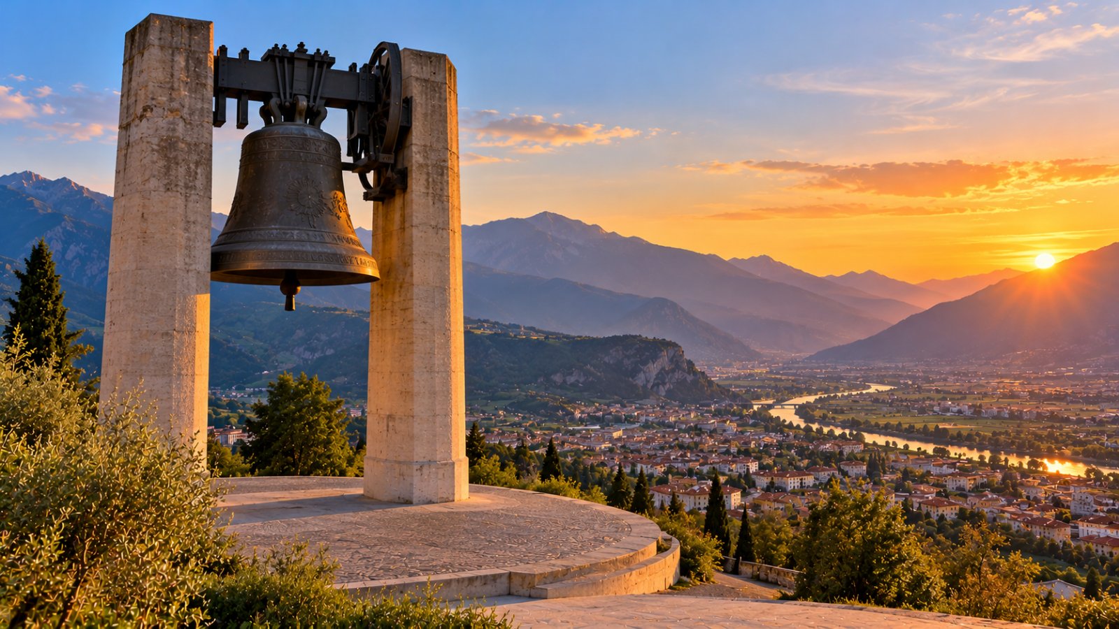 La grande Campana dei Caduti di Rovereto sul colle di Miravalle, campana di bronzo scuro sotto un portale di pietra, con la città e la Vallagarina sullo sfondo