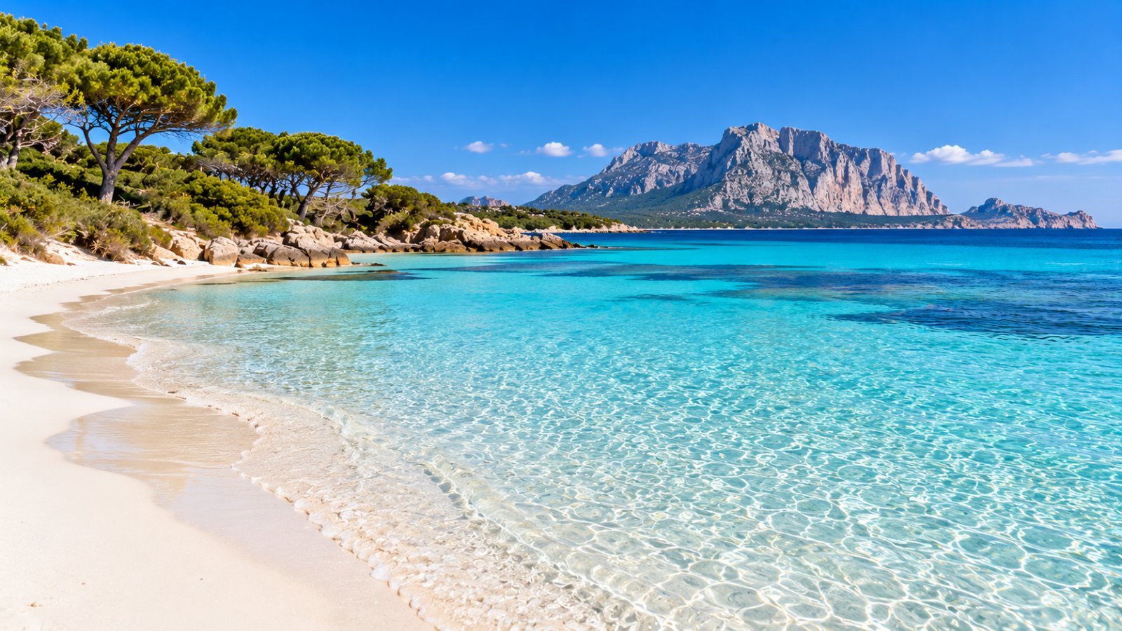 Cala Brandinchi a San Teodoro con la sabbia bianca, il mare turchese e l'isola di Tavolara sullo sfondo