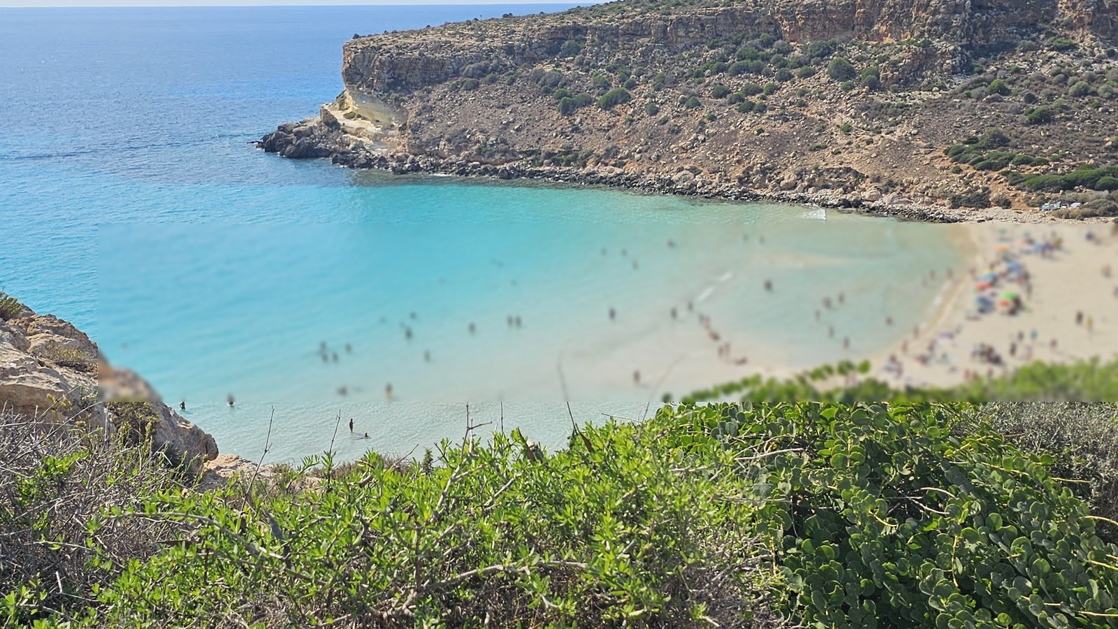 La Spiaggia dei Conigli a Lampedusa vista dall'alto, con l'acqua turchese