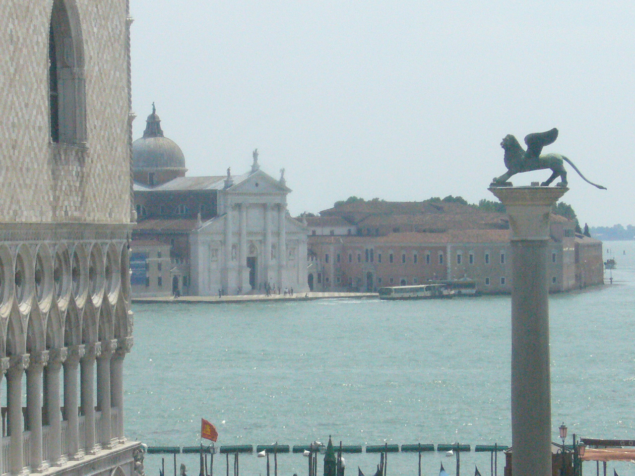Il leone, simbolo di Venezia, troneggia sulla laguna