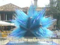 monumento in vetro di Murano dai riflessi blu