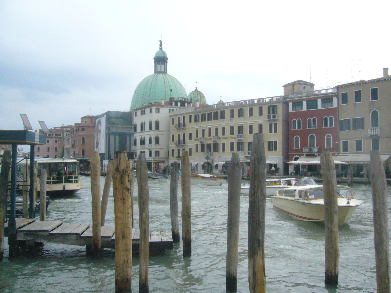 Gondole veneziane che galleggiano sull'acqua di uno dei mille canali