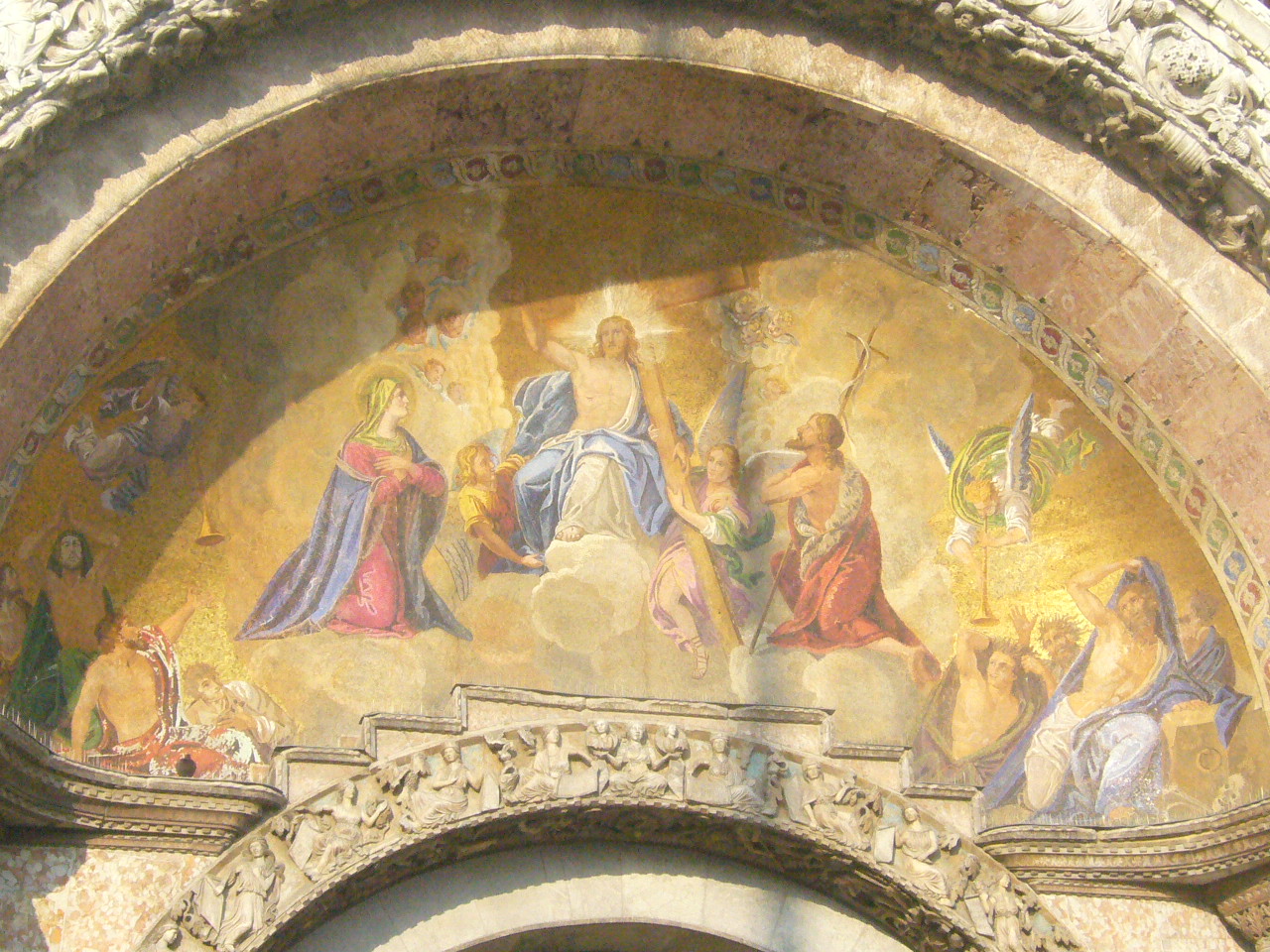 Immagini sacre dai colori dorati all'ingresso principale della Basilica di San Marco