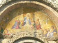 Immagini sacre dai colori dorati all'ingresso principale della Basilica di San Marco