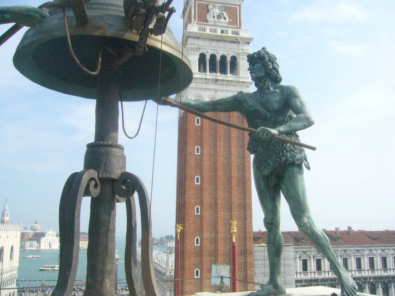 Primo piano di uno dei due Mori che rintocca le ore dall'alto dell'antichissima Torre dell'Orologio, in Piazza San Marco