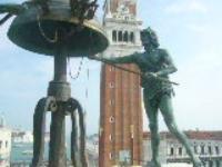 Primo piano di uno dei due Mori che rintocca le ore dall'alto dell'antichissima Torre dell'Orologio, in Piazza San Marco