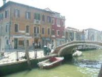 Uno dei tanti ponti che permettono l'attraversamento dei canali a Murano