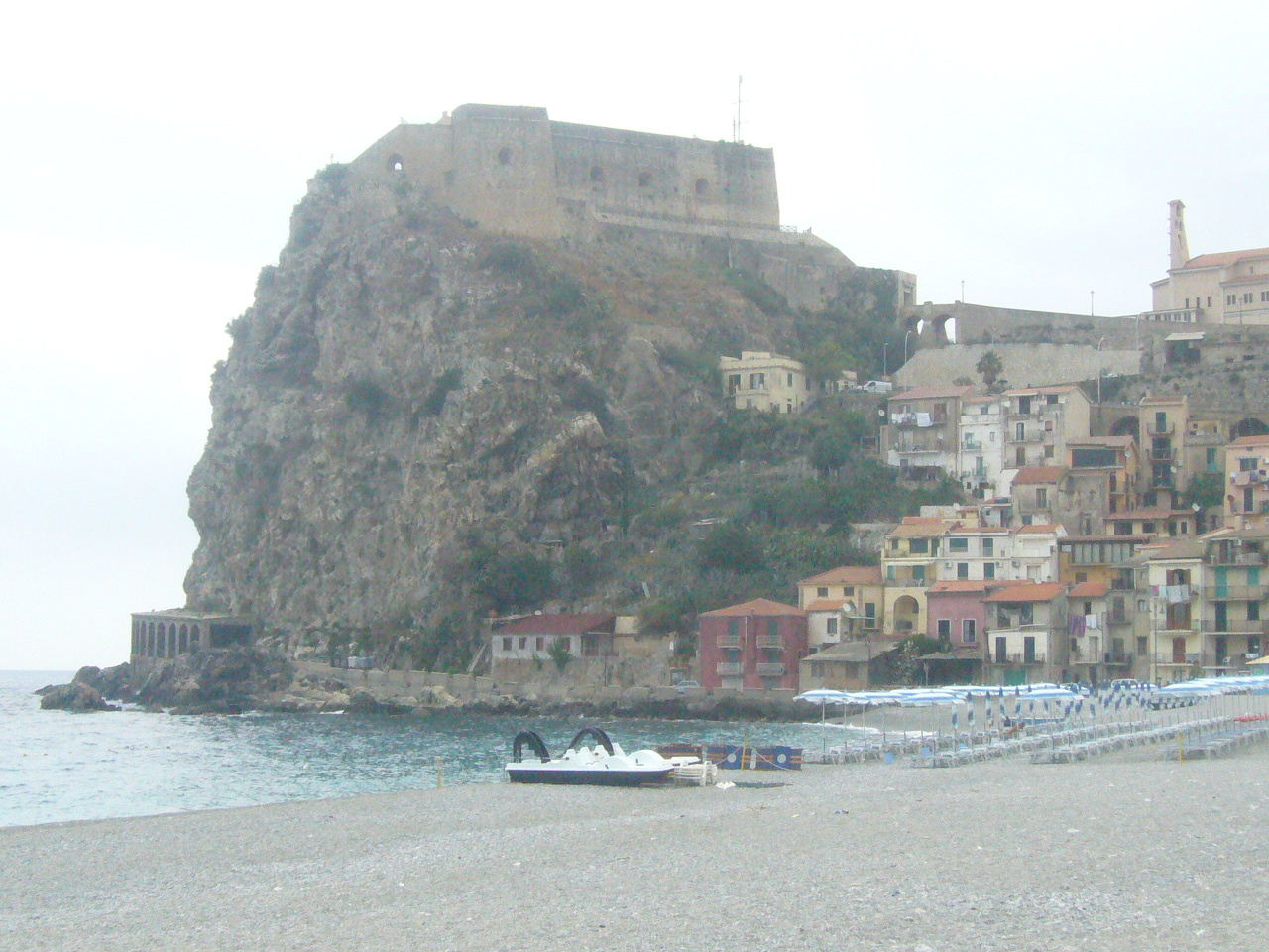 spiaggia di Scilla e sullo sfondo il Paese vecchio