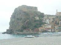 spiaggia di Scilla e sullo sfondo il Paese vecchio