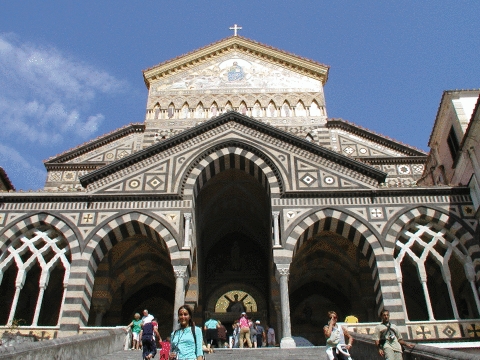 Primo piano dell'ingresso principale e della scalinata del Duomo di Amalfi