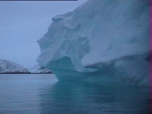 iceberg,con acqua limpidissima